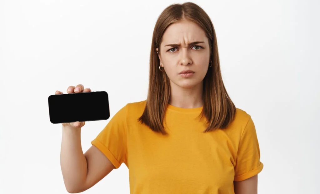 angry women irritated by smartphone and tryna think about dumbphone boom